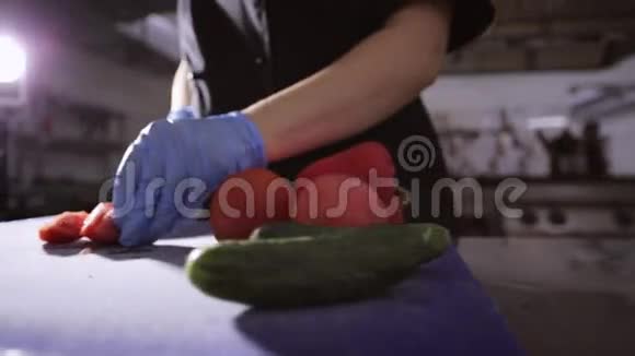 厨师手戴手套用刀切番茄视频的预览图