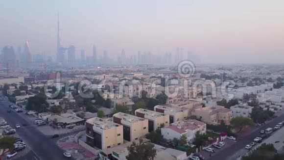迪拜酋长院的建筑空中观景高速公路鸟瞰迪拜商业区最高视野视频的预览图