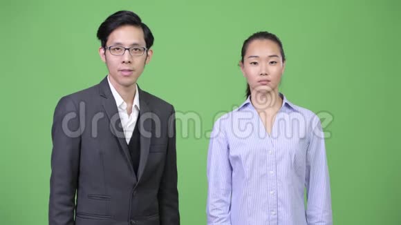 年轻的亚洲商务夫妇一起竖起大拇指视频的预览图