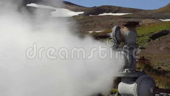 地热沉积区油井热蒸汽水混合物排放视频的预览图