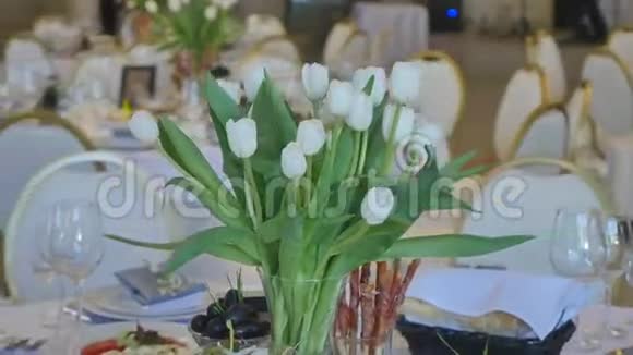 为婚礼装饰餐桌白色郁金香视频的预览图
