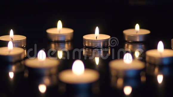 黑色背景上的蜡烛心脏特写视频的预览图