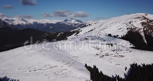 意大利意大利在蒙特波拉滑雪场的滑雪斜坡和电梯上的人的无人机空中景观视频的预览图