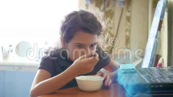 少女在学校的厨房里吃麦片还有盘子早餐视频的预览图