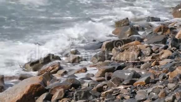 石滩上美丽壮浪视频的预览图