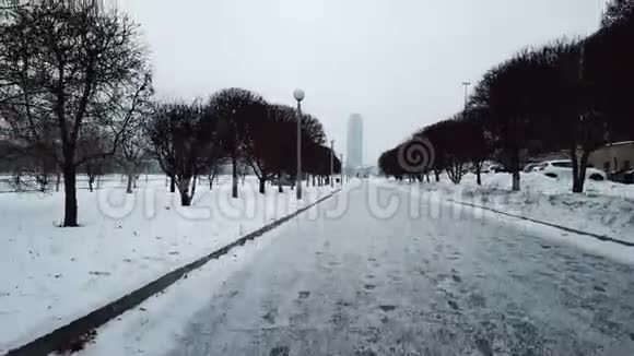 全市高水平冰雪风暴冬季天气预报警戒日公园城小径的俯视图视频的预览图