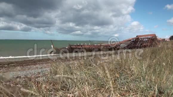 在圣格雷戈里奥海滩沉船残骸货船视频的预览图