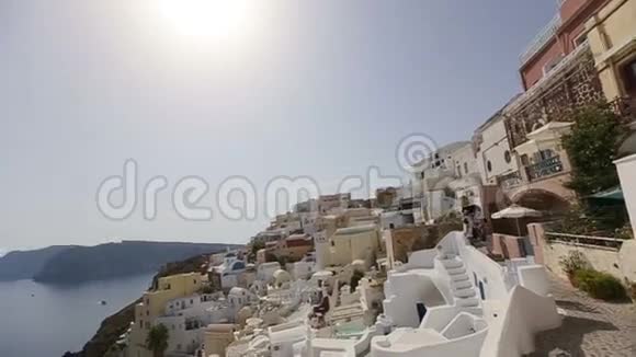 神奇的圣托里尼和古老的白色建筑背景的山景和海景视频的预览图