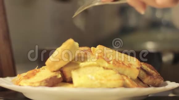 法式吐司在煎锅里煮面包在鸡蛋里煮视频的预览图