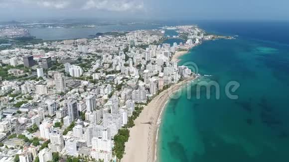 波多黎各岛的白色海滩和城市视频的预览图