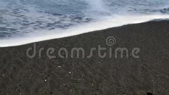 在潮湿的沙滩上海水冲刷的密集镜头视频的预览图
