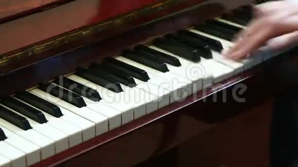 弹钢琴弹钢琴的人视频的预览图