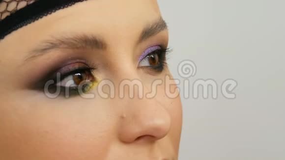 专业造型师化妆师做眼妆模特面部模特晚妆近景视频的预览图