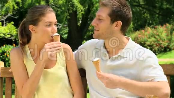 可爱的夫妇在户外享受冰淇淋视频的预览图