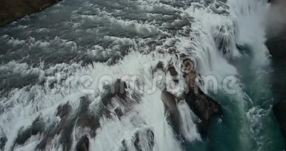 美丽的野生瀑布海鸥从直升机冰岛自然界湍流的空中视图视频的预览图