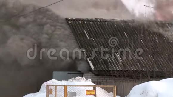 村里的一场大火在冬天照亮了小屋视频的预览图