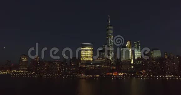 纽约的城市灯光夜景和船上的风景美国视频的预览图