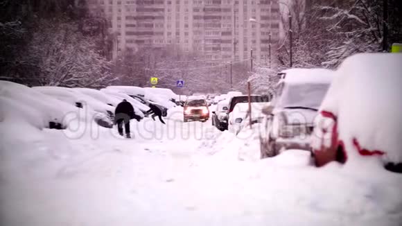 莫斯科一个住宅区的汽车上覆盖着雪视频的预览图