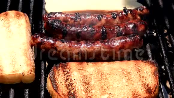 烤新鲜的香肠和面包视频的预览图