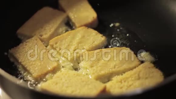 法式吐司在煎锅里煮面包在鸡蛋里煮视频的预览图