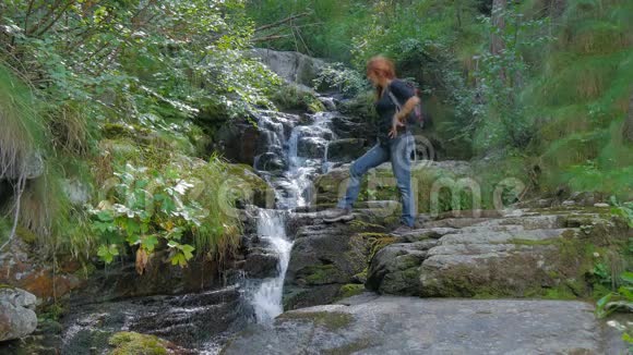 女人在野生森林里徒步旅行视频的预览图