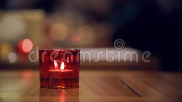 烛焰红烛台玻璃视频的预览图