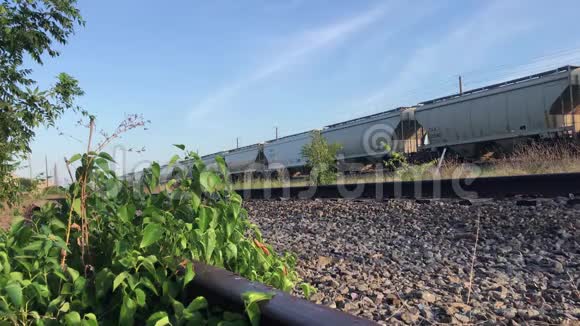 废弃的铁路视频的预览图