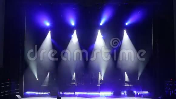白色和蓝色的美丽光线在音乐会前的一个空舞台上视频的预览图
