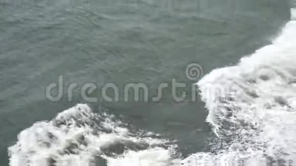船前进时泡沫离开从渡船上看到海平面视频的预览图