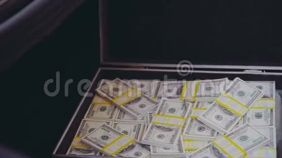 一个老式公文包里装着100美元钞票视频的预览图