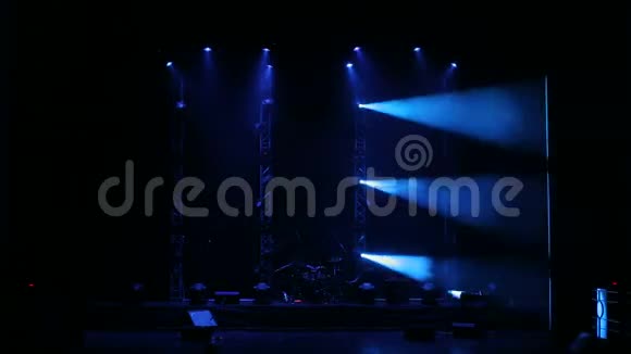 白色和蓝色的美丽光线在音乐会前的一个空舞台上视频的预览图