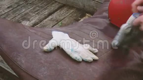 戴旧破手套的人视频的预览图