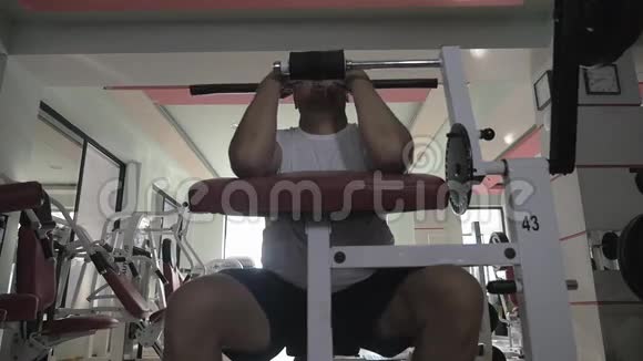 一位在健身房锻炼的老人视频的预览图