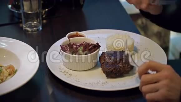 人的手切牛排肉菜视频的预览图
