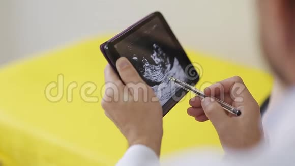 医生给孕妇看了一张药片上的超声波照片视频的预览图