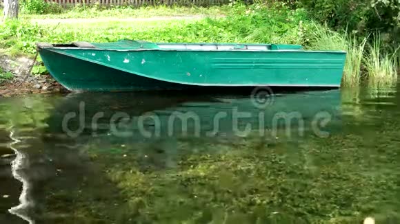 水上码头上的老渔船河边人们的乡村生活空船在波浪上颠簸视频的预览图