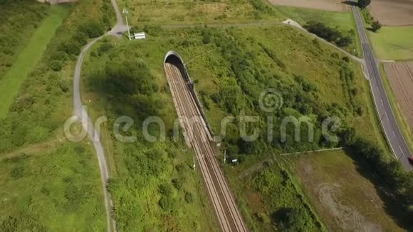 铁路轨道和隧道鸟瞰图视频的预览图