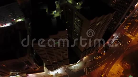 阿联酋迪拜谢赫扎耶德路市中心媒体和互联网城市摩天大楼的高架夜景风景优美视频的预览图