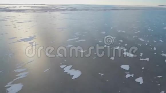 冰冻的海洋覆盖着厚厚的一层冰视频的预览图