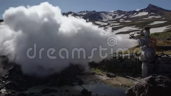 天然矿物热蒸汽水从井地热沉积区排放视频的预览图