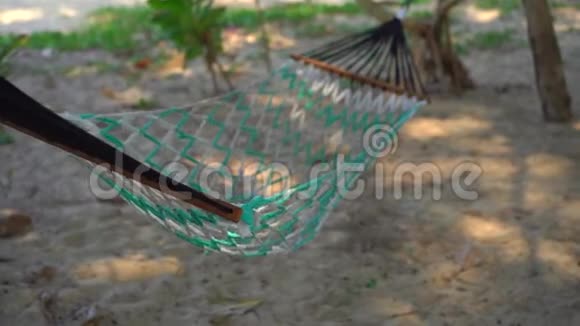 热带海滩吊床慢镜头视频的预览图