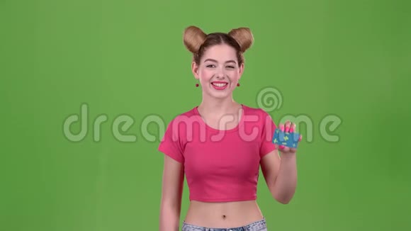 青少年为一张卡片做广告并竖起大拇指绿色屏幕视频的预览图