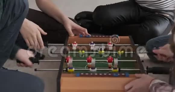 孩子们在家玩足球游戏视频的预览图