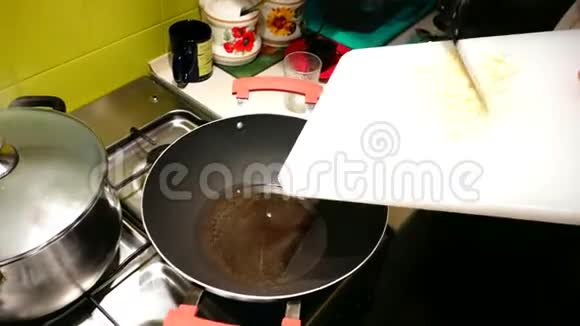 蒜蓉用黄油煎锅上视频的预览图