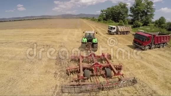 麦田小麦收获季节视频的预览图