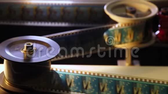 在电影院放映的35毫米老式电影视频的预览图