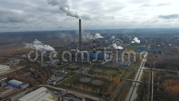 工业工厂和工厂的烟雾环境污染空中飞行视频的预览图
