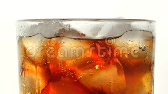 有冰块背景的可乐带有冰的可乐和玻璃中的气泡苏打水特写食物背景全高清电视视频的预览图
