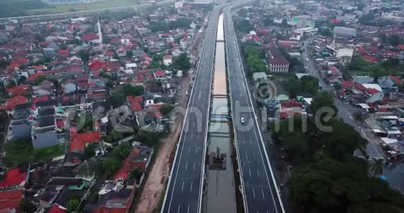 贝卡尤高速公路和雅加达城市景观视频的预览图
