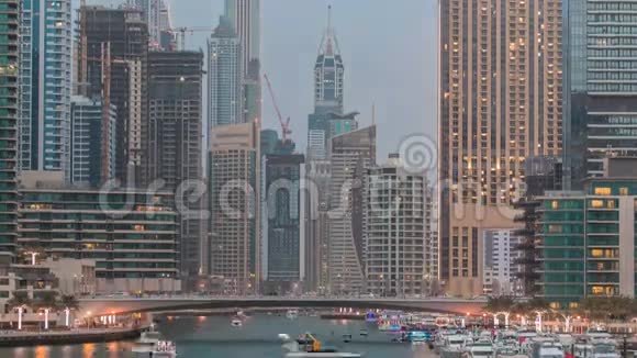 晚间迪拜滨海城市中心配备浮动船只昼夜不间断视频的预览图
